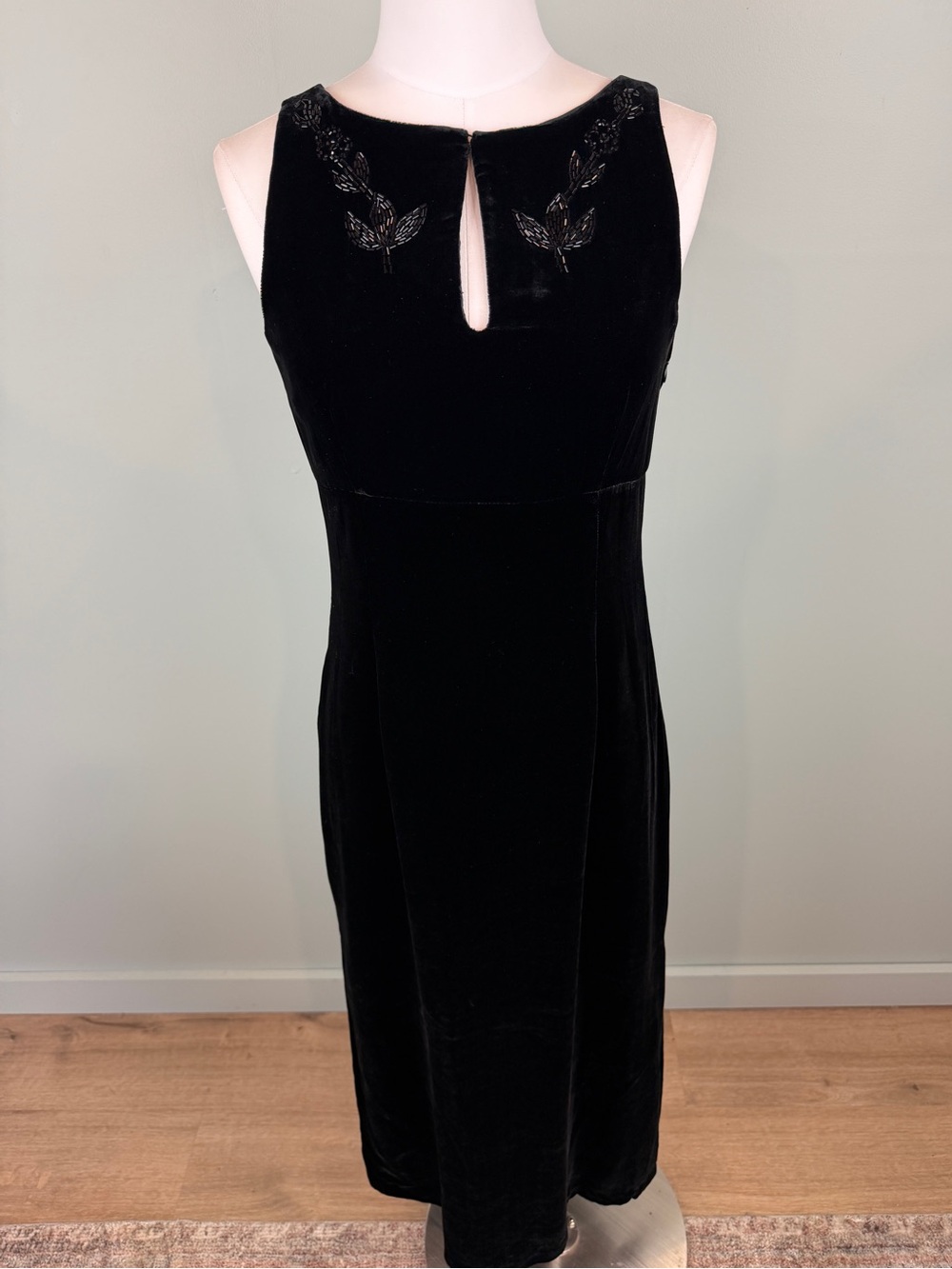 Vintage 90’s Casual Corner Black Velvet Sheath Dress with leaf Beading size 4